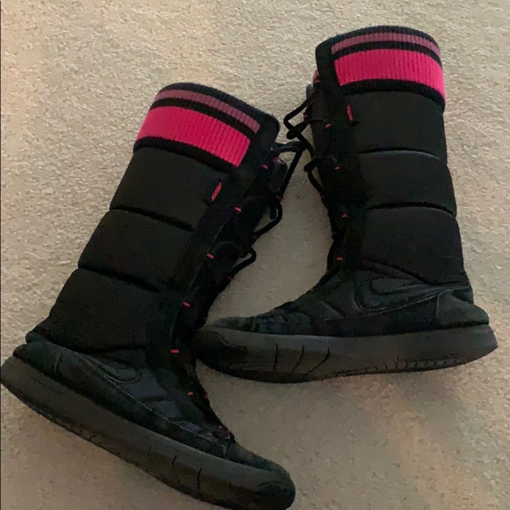 Women’s Nike Black and pink snowboard size 8